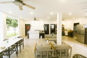 Kuchyň nebo kuchyňský kout v ubytování Bohol Cattleya Resort