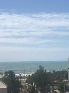 een uitzicht op de oceaan vanuit een gebouw bij Praia do Futuro Vista Mar in Fortaleza