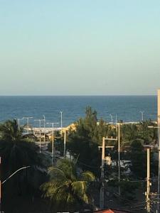 een uitzicht op de oceaan vanuit een gebouw bij Praia do Futuro Vista Mar in Fortaleza