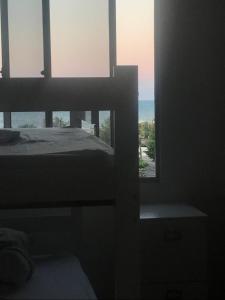 een slaapkamer met een bed en uitzicht op de oceaan bij Praia do Futuro Vista Mar in Fortaleza