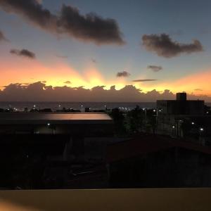 een uitzicht op de zonsondergang vanuit een gebouw bij Praia do Futuro Vista Mar in Fortaleza