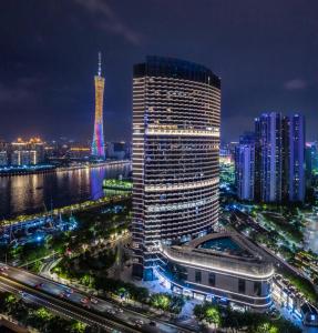 ein großes Gebäude in einer Stadt in der Nacht in der Unterkunft Guangzhou Elegant Hotel in Guangzhou