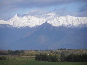 uma cordilheira com montanhas cobertas de neve ao fundo em 2 Views at Tasman em Tasman