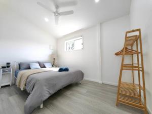 Un dormitorio con una cama y una escalera. en Lovely Hidden Gem in Redcliffe, en Redcliffe
