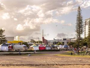 un grupo de tiendas de campaña en un parque de una ciudad en Lovely Hidden Gem in Redcliffe, en Redcliffe