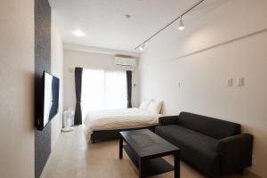 TV a/nebo společenská místnost v ubytování New Normal Hotel in NAGO ニューノーマルホテルイン名護