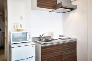 Kuchyň nebo kuchyňský kout v ubytování New Normal Hotel in NAGO ニューノーマルホテルイン名護