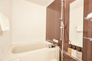 Koupelna v ubytování New Normal Hotel in NAGO ニューノーマルホテルイン名護