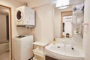 Koupelna v ubytování New Normal Hotel in NAGO ニューノーマルホテルイン名護