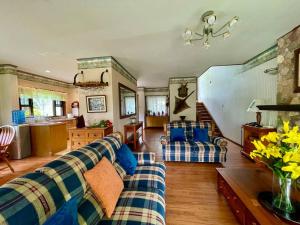 Zona d'estar a F16 Luxury Cabin style Country Homes Camp John Hay