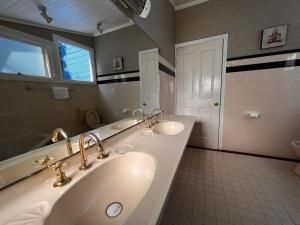 uma casa de banho com 2 lavatórios e um espelho em The Boutique Hotel Blue Mountains em Blackheath