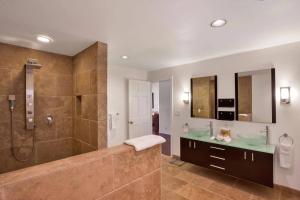 Et badeværelse på Ohia Kona Estates - An All Suites B&B + 35 billeder