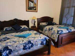 - 2 lits installés l'un à côté de l'autre dans une chambre dans l'établissement LA CAPITANÍA RURAL, SAN PEDRO, à Antigua Guatemala