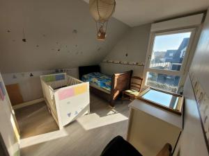 mały pokój z łóżeczkiem dziecięcym i oknem w obiekcie Maison 4 ch. à Wimereux, jardin, wifi, garage, idéal pour familles - FR-1-675-17 w mieście Wimereux