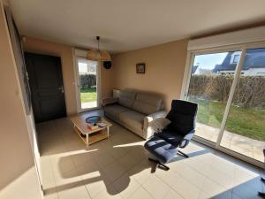 salon z kanapą i krzesłem w obiekcie Maison 4 ch. à Wimereux, jardin, wifi, garage, idéal pour familles - FR-1-675-17 w mieście Wimereux