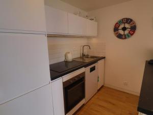 Kuchyňa alebo kuchynka v ubytovaní Magnifique T2 40m² avec terrasse, accès direct plage et piscine à Sète - FR-1-472A-268