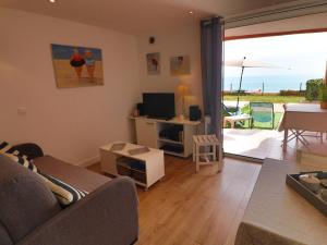 Televízia a/alebo spoločenská miestnosť v ubytovaní Magnifique T2 40m² avec terrasse, accès direct plage et piscine à Sète - FR-1-472A-268