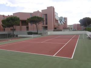 Tenis alebo squash v ubytovaní Magnifique T2 40m² avec terrasse, accès direct plage et piscine à Sète - FR-1-472A-268 alebo jeho okolí