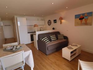 Kuchyňa alebo kuchynka v ubytovaní Magnifique T2 40m² avec terrasse, accès direct plage et piscine à Sète - FR-1-472A-268
