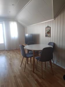 - une salle de réunion avec une table et des chaises dans l'établissement 2 Bedrooms Apartment in Sommarøy Island, à Tromsø