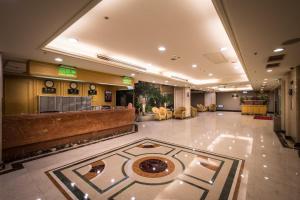 een lobby van een ziekenhuis met een wachtruimte bij Guide Hotel Zhongli Zhongzheng in Zhongli