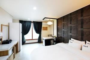 Tempat tidur dalam kamar di White Tourist Hotel