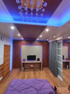 1 dormitorio con 1 cama y techo azul en Shimla Abode en Shimla