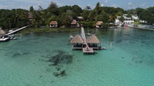 una vista aérea de un complejo en el agua en PRIVATE HOUSE Bacalar Lagoon TOP Location en Bacalar