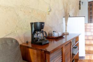 巴卡拉爾的住宿－LAGOON SPECIAL Suite: Bikes & Kayaks!，木制桌子上的一个咖啡壶