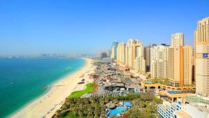 een uitzicht op een strand met gebouwen en de oceaan bij Full Sea View 2 bedroom Apartment in Dubai Marina JBR in Dubai