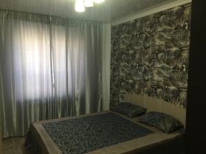 En eller flere senge i et værelse på Квартира на Бр Жубановых 283 корпус 1