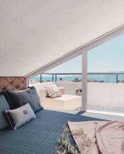 a bedroom with a bed and a view of the ocean at Stilvolle Villa mit Strandlage in Didim