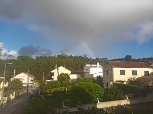 - une vue sur une ville avec des maisons et des arbres dans l'établissement Ginjals-67, à Almargem do Bispo