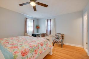- une chambre avec un lit et un ventilateur de plafond dans l'établissement Convenient Hummelstown Home with Deck!, à Hummelstown