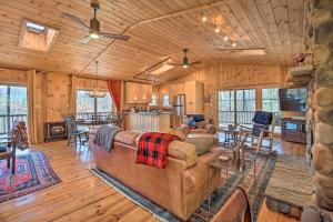 ein Wohnzimmer mit einem Sofa und einem Tisch in der Unterkunft Cabin with Decks and Fire Pit Near Lost River! in Basye