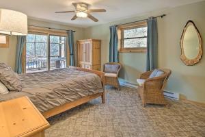 - une chambre avec un lit, un canapé et une fenêtre dans l'établissement Cabin with Decks and Fire Pit Near Lost River!, à Basye