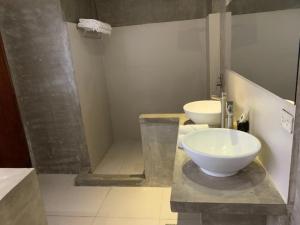 y baño con 2 lavabos y ducha. en ELEMENT BOUTIQUE HOTEL en Manila