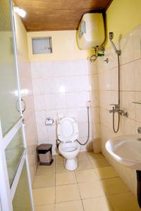 een badkamer met een toilet en een wastafel bij Hà Giang Hotel Sapa in Sa Pa