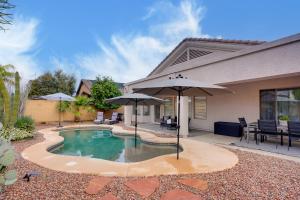Kolam renang di atau dekat dengan Pool, Fenced Yard El Mirage Sunshine House