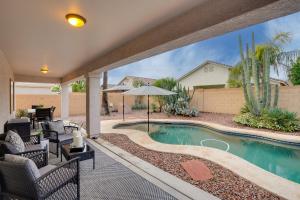 Kolam renang di atau dekat dengan Pool, Fenced Yard El Mirage Sunshine House