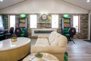 a living room with a couch and slot machines at Dragonfly Inn & Suites in Hastings