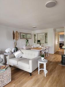 un soggiorno con divano bianco e tavolo di Bayview Bay Apartment and Marina a Gold Coast