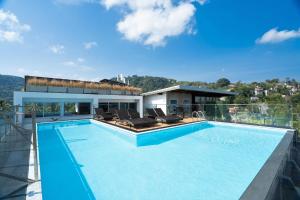 ein Swimmingpool auf dem Dach eines Hauses in der Unterkunft Patong Signature Boutique Hotel in Patong Beach