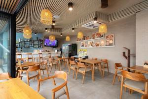 Ein Restaurant oder anderes Speiselokal in der Unterkunft Patong Signature Boutique Hotel 