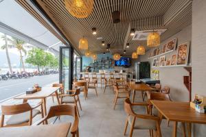 Ein Restaurant oder anderes Speiselokal in der Unterkunft Patong Signature Boutique Hotel 