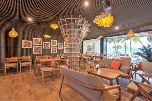 Ein Sitzbereich in der Unterkunft Patong Signature Boutique Hotel