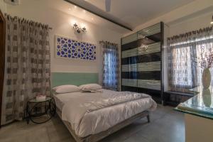 Un dormitorio con una cama grande y una ventana en Glass Apartment, en Bangalore
