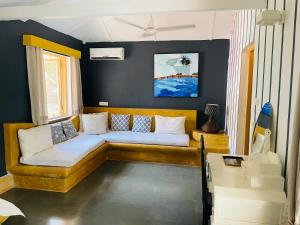 uma sala de estar com um sofá num quarto em Casa Anjuna em Anjuna