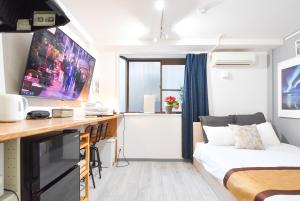 TV a/nebo společenská místnost v ubytování Comfy Stay Sakuramachi