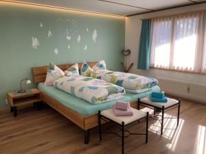 Zimmer mit einem Sofa und einem Bett mit Kissen in der Unterkunft Chalet Aloa in Adelboden
